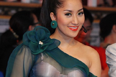 Khánh Thi lên tiếng về chiếc váy voan bị người khen kẻ chê...