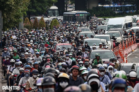 Hai giờ cho 12km: Thành phố đang trả giá đắt vì kẹt xe