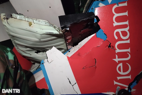 Hình ảnh đầu tiên về mảnh vỡ của trực thăng rơi trên Vịnh Hạ Long