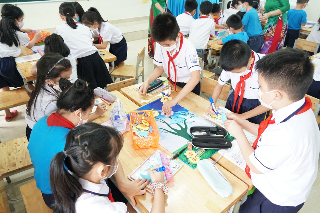 Khi giờ học khởi đầu bằng xem tranh và ngửi sản vật - 2 Khi giờ học khởi đầu bằng xem tranh và ngửi sản vật - 2