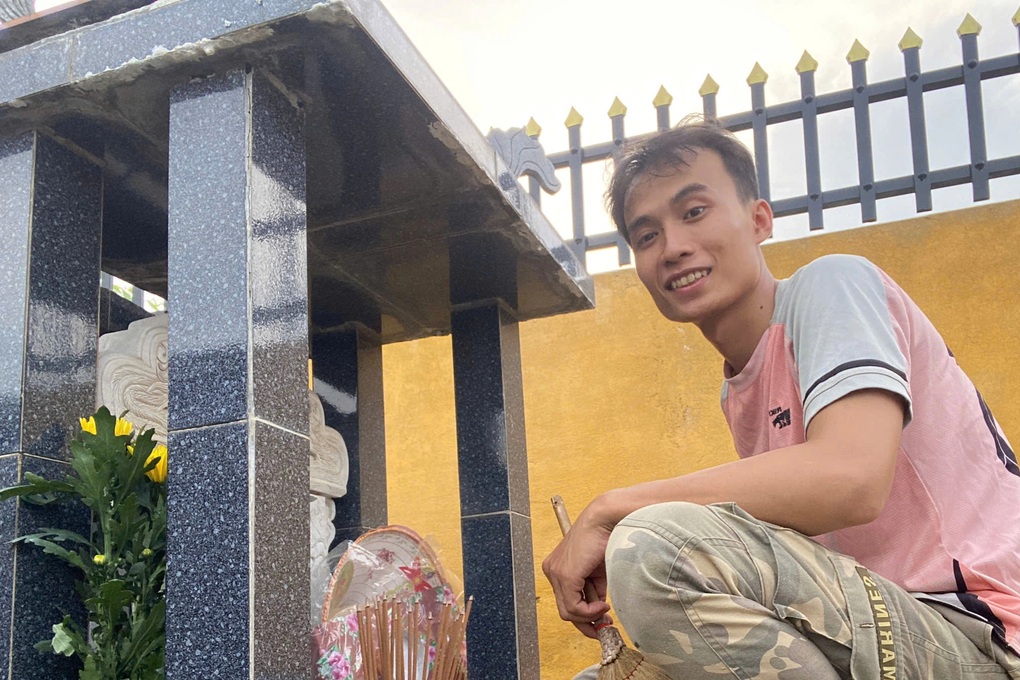 Điều bất ngờ khiến chàng trai 10X chọn nghề chăm sóc người âm - 2 Điều bất ngờ khiến chàng trai 10X chọn nghề chăm sóc người âm - 2
