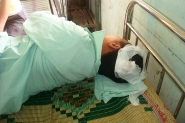 Vừa đập phá tài sản, vừa chém người