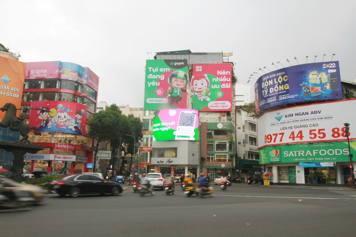 Chơi lớn như Gojek và MoMo, dựng hẳn billboard để khoe người yêu - 2 Chơi lớn như Gojek và MoMo, dựng hẳn billboard để khoe người yêu - 2