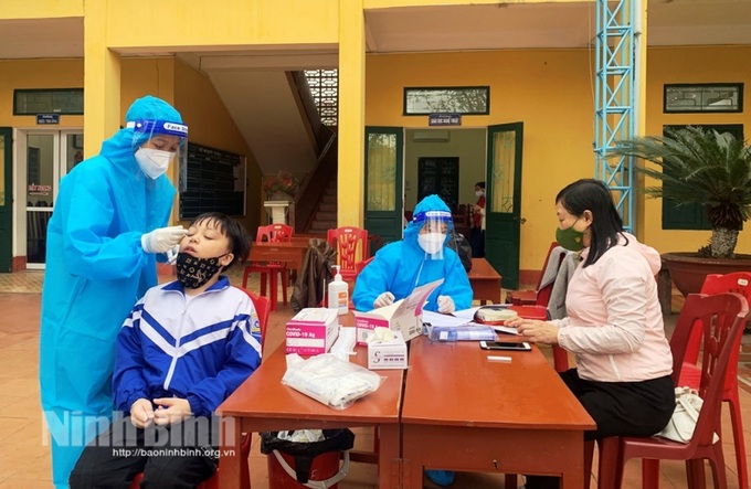 Thực hiện test nhanh kháng nguyên cho học sinh Trường Tiểu học Thanh Bình (thành phố Ninh Bình). Ảnh baoninhbinh.org.vn