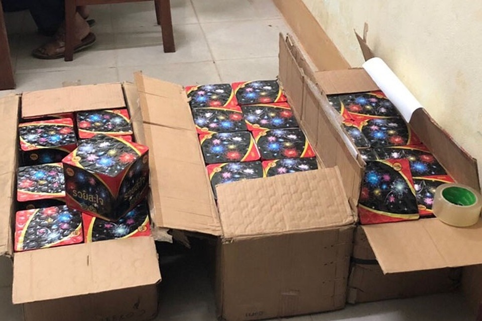 Liên tiếp bắt các vụ vận chuyển pháo trái phép, thu giữ hơn 1 tạ pháo hoa - 2 Liên tiếp bắt các vụ vận chuyển pháo trái phép, thu giữ hơn 1 tạ pháo hoa - 2