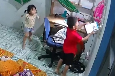 Cướp táo tợn đập cửa, lấy iPad của 2 cháu bé đang học trực tuyến