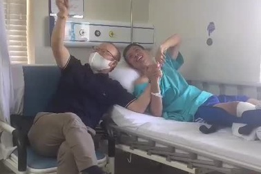 Khoảnh khắc huấn luyện viên Park Hang-Seo bên giường bệnh của Hùng Dũng