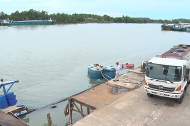 Thuyền chở hàng chục tấn axit chìm trên sông Đồng Nai