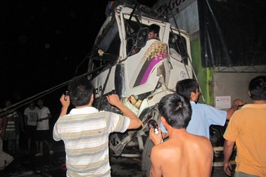 Tai nạn liên hoàn, tài xế mắc kẹt trong cabin