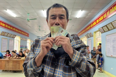 Người dân biên giới phấn khởi đi nhận quà Tết Độc lập