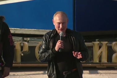 Ông Putin diện áo da, cưỡi xe máy phân khối lớn ở Crimea