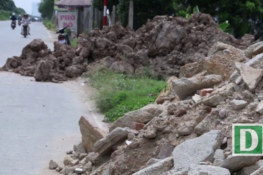 Hà Nội: Đổ trộm đất đá, phế thải bên đường gom đại lộ Thăng Long