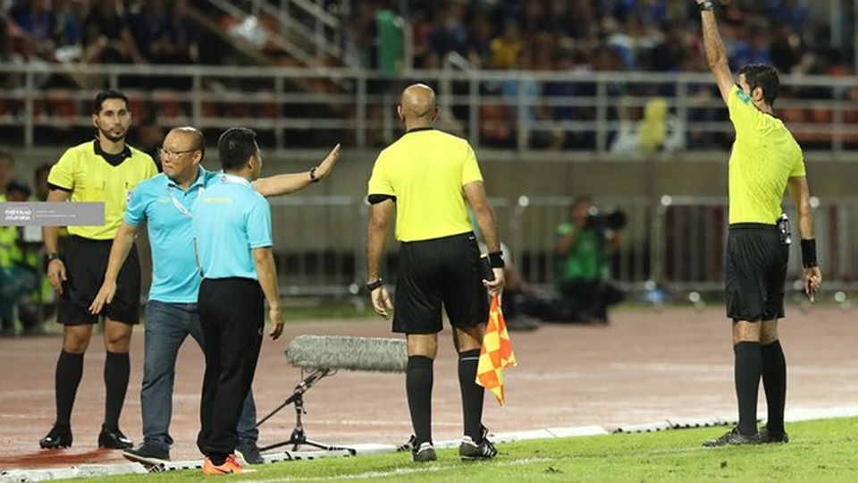 HLV Park Hang Seo phải tự trả tiền khi bị AFC phạt 5000 USD - 2 HLV Park Hang Seo phải tự trả tiền khi bị AFC phạt 5000 USD - 2