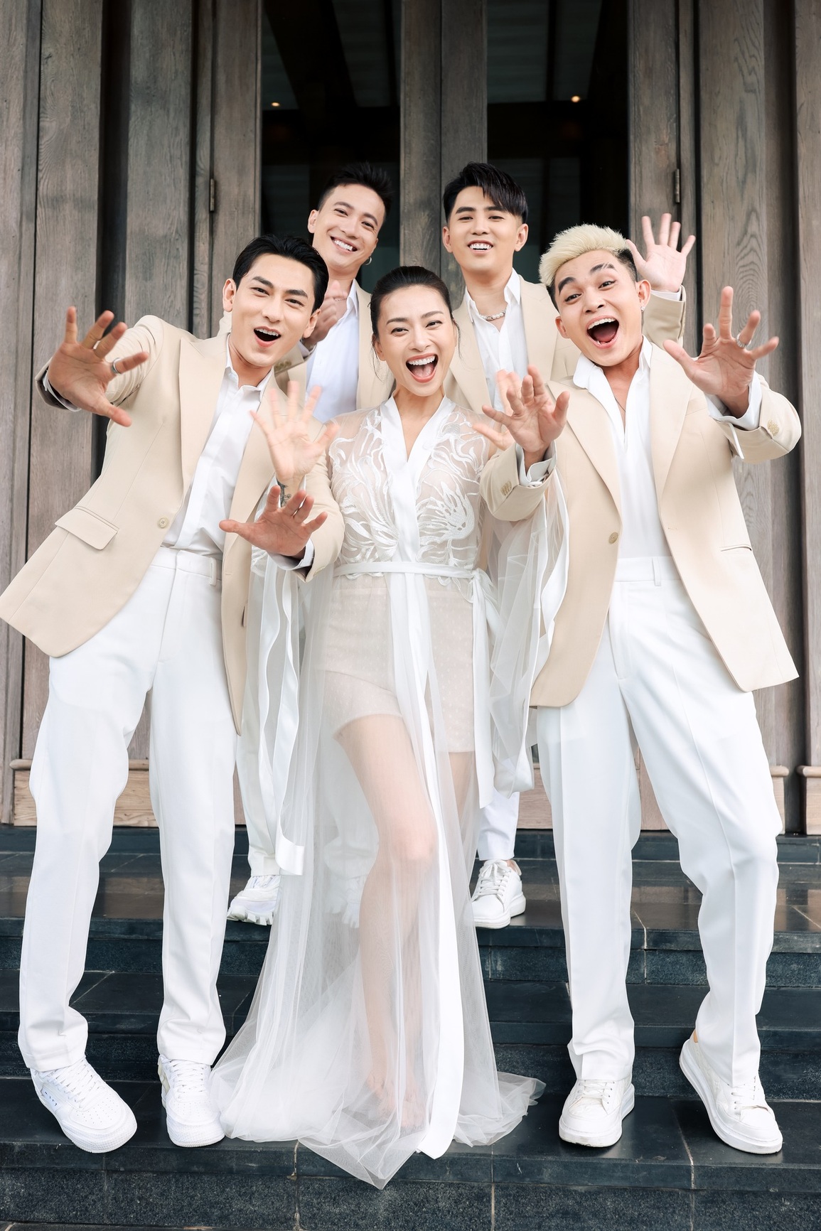 Đám cưới Ngô Thanh Vân: Nam Trung gây chú ý khi mặc váy làm phù dâu - 5 Đám cưới Ngô Thanh Vân: Nam Trung gây chú ý khi mặc váy làm phù dâu - 5
