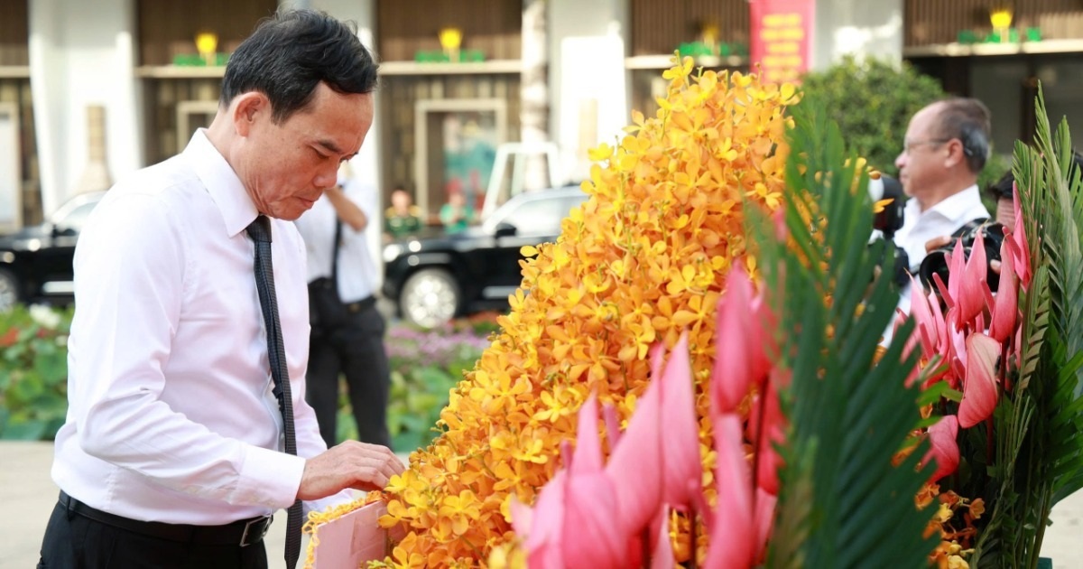 Bí thư Trần Lưu Quang cùng đoàn lãnh đạo TPHCM dâng hoa Tượng đài Bác