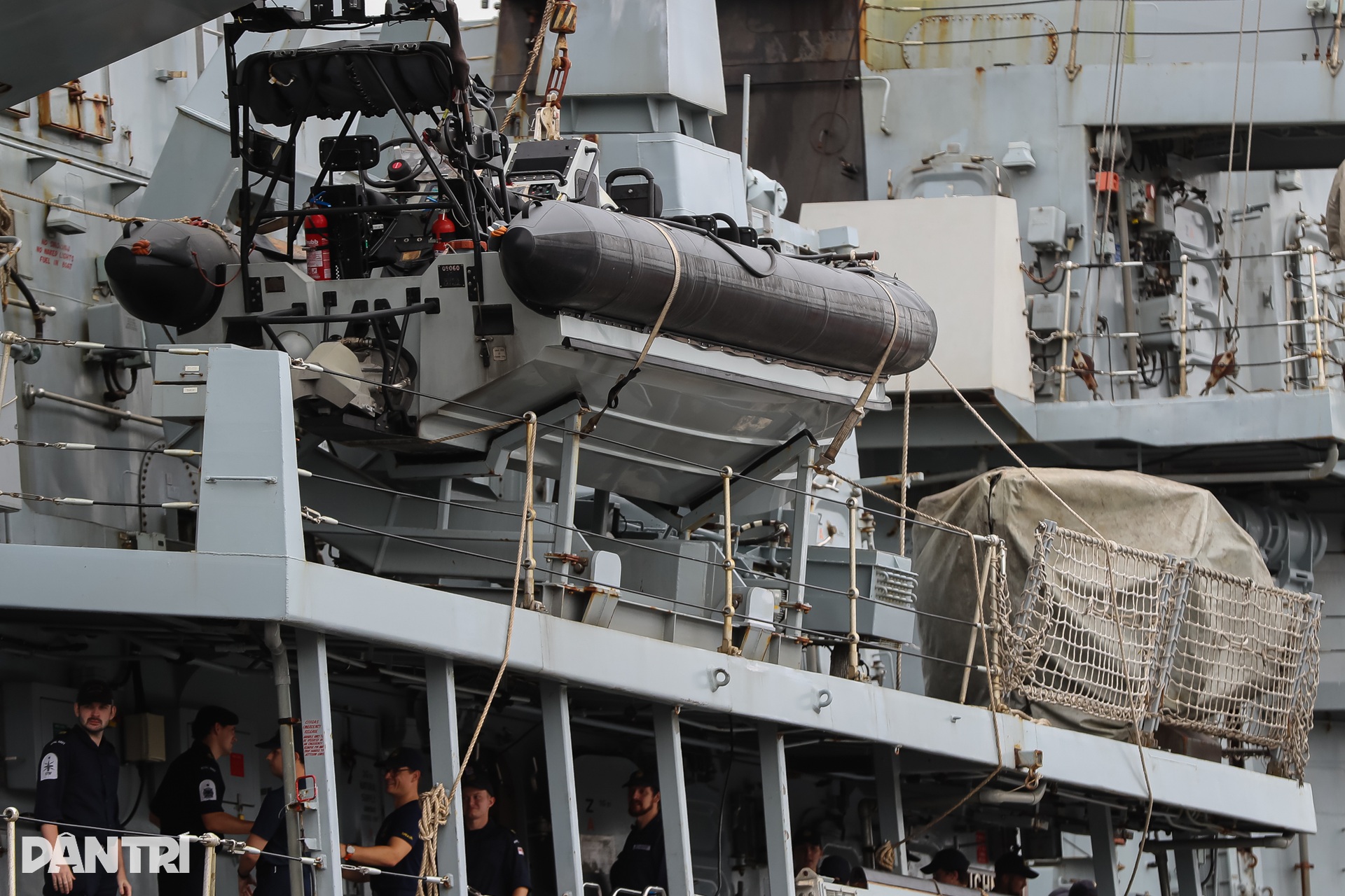 Dàn vũ khí tối tân của tàu Hải quân Hoàng gia Anh vừa cập bến Nhà Rồng - 5
