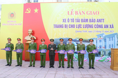 Thiếu tướng Đinh Văn Nơi bàn giao 55 ô tô chuyên dụng cho công an xã