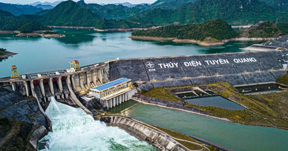 Hồ thủy điện Tuyên Quang mở thêm 2 cửa xả, cảnh báo người dân sống dọc sông