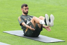 Pogba, Fernandes thoải mái phô diễn kỹ năng trên sân tập của Man Utd