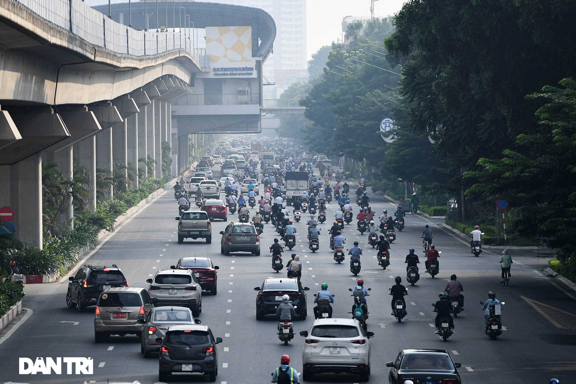 Đường phố tấp nập xe cộ sau khi TP Hà Nội bỏ quy định giấy đi đường - 11 Đường phố tấp nập xe cộ sau khi TP Hà Nội bỏ quy định giấy đi đường - 11