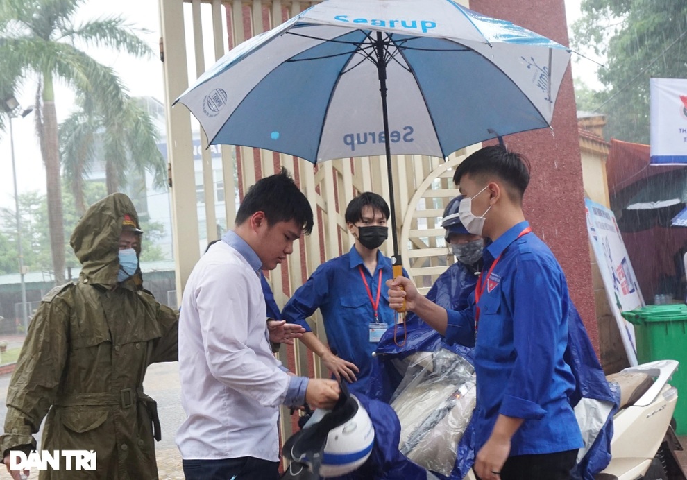 Tình nguyện viên ướt sũng tiếp sức mùa thi giữa tâm dịch Covid-19 - 3 Tình nguyện viên ướt sũng tiếp sức mùa thi giữa tâm dịch Covid-19 - 3