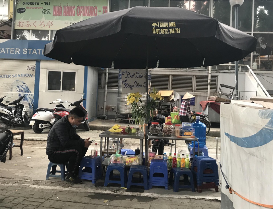 Trà đá vỉa hè ở Hà Nội vẫn ngang nhiên bày bán bất chấp lệnh cấm - 3 Trà đá vỉa hè ở Hà Nội vẫn ngang nhiên bày bán bất chấp lệnh cấm - 3