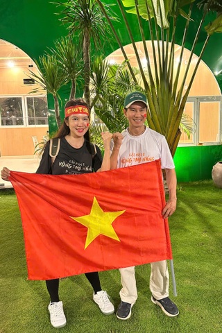 Hà Anh Tuấn, Thùy Tiên "đi bão" mừng đội tuyển Việt Nam vô địch AFF Cup - 14