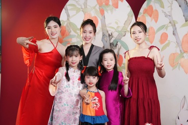 MC Ngân Hà cùng mẫu nhí chụp ảnh chào đón Tết Trung thu