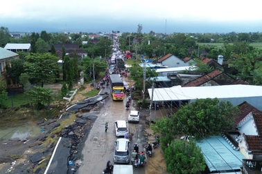 Xe chở hàng thiện nguyện ùn ùn vào Hòa Thịnh, giao thông ách tắc