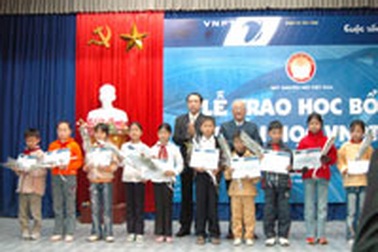 Trao học bổng khuyến học VNPT tại Nam Định