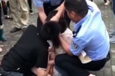 Cô gái cắn chặt lưỡi bạn trai quyết không buông khi bị nói lời chia tay