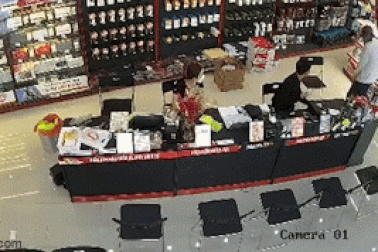 TPHCM: Kẻ cướp xông vào cửa hàng điện thoại lấy tiền trong 5 giây