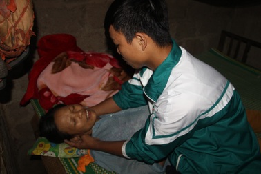 Mẹ bị bệnh tim nặng, các con có nguy cơ nghỉ học, nương nhờ cửa chùa