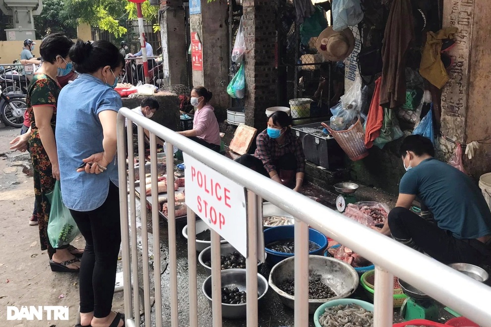 Hà Nội nới lỏng giãn cách, chợ dân sinh nhộn nhịp, tiểu thương phấn khởi - 2 Hà Nội nới lỏng giãn cách, chợ dân sinh nhộn nhịp, tiểu thương phấn khởi - 2