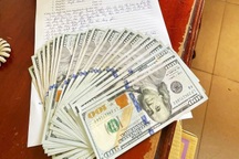 Chiếc ba lô chứa hàng nghìn USD bị bỏ quên ở nhà ga