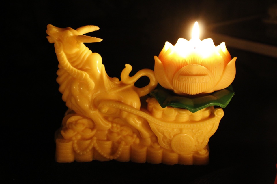 Ngỡ ngàng chú trâu vàng sinh ra từ nến: Thượng đế thích thú, tranh nhau mua - 6 Ngỡ ngàng chú trâu vàng sinh ra từ nến: Thượng đế thích thú, tranh nhau mua - 6