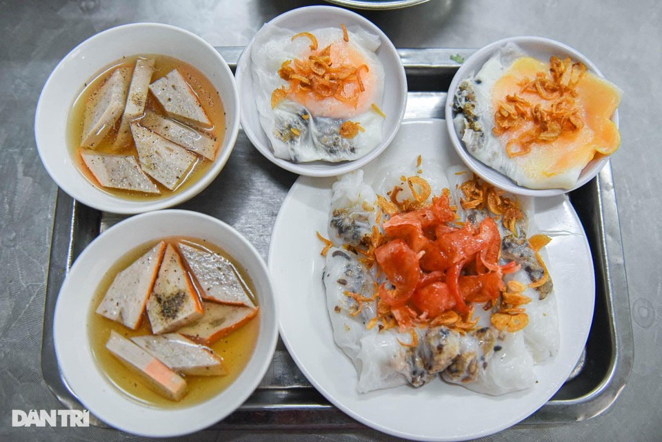 Quán bánh cuốn đắt hàng suốt 40 năm, ngày bán 200 suất ở Hà Nội - 5 Quán bánh cuốn đắt hàng suốt 40 năm, ngày bán 200 suất ở Hà Nội - 5