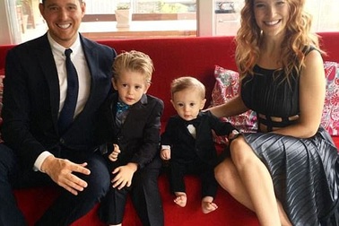 Con trai danh ca Michael Bubble khỏi bệnh ung thư