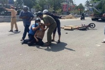 Mẹ khóc ngất bên con gái 10 tuổi tử vong dưới bánh xe bồn