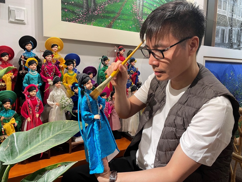 Họa sĩ 7x thu nhỏ hàng nghìn bộ trang phục dân tộc Việt Nam cho búp bê - 1 Họa sĩ 7x thu nhỏ hàng nghìn bộ trang phục dân tộc Việt Nam cho búp bê - 1
