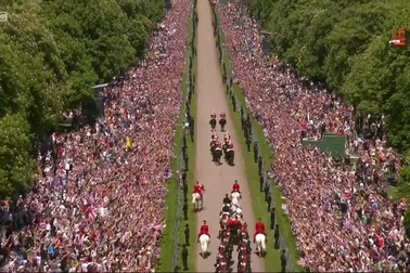 Những sự cố ngoài lề trong đám cưới cổ tích của Hoàng gia Anh