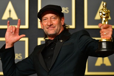 Bài phát biểu xúc động của Troy Kotsur khi nhận giả Oscar 2022