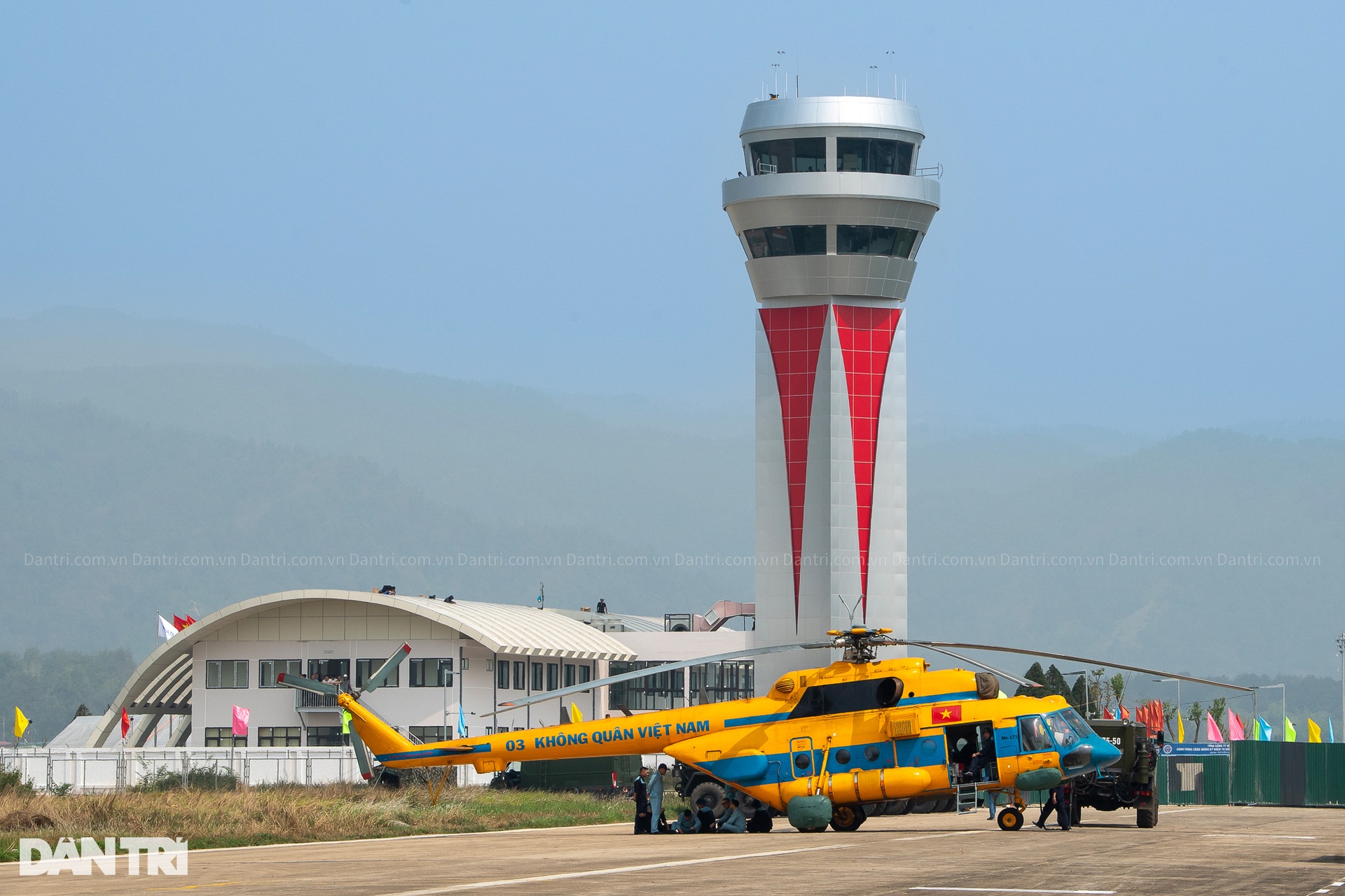 Dàn 11 trực thăng của Không quân Việt Nam hạ cánh ở sân bay Điện Biên - 11