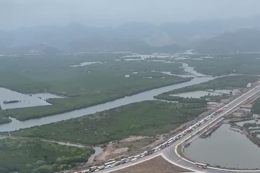 Ô tô xếp hàng dài cả tiếng, đảo Cát Bà "cháy phòng" dịp 30/4