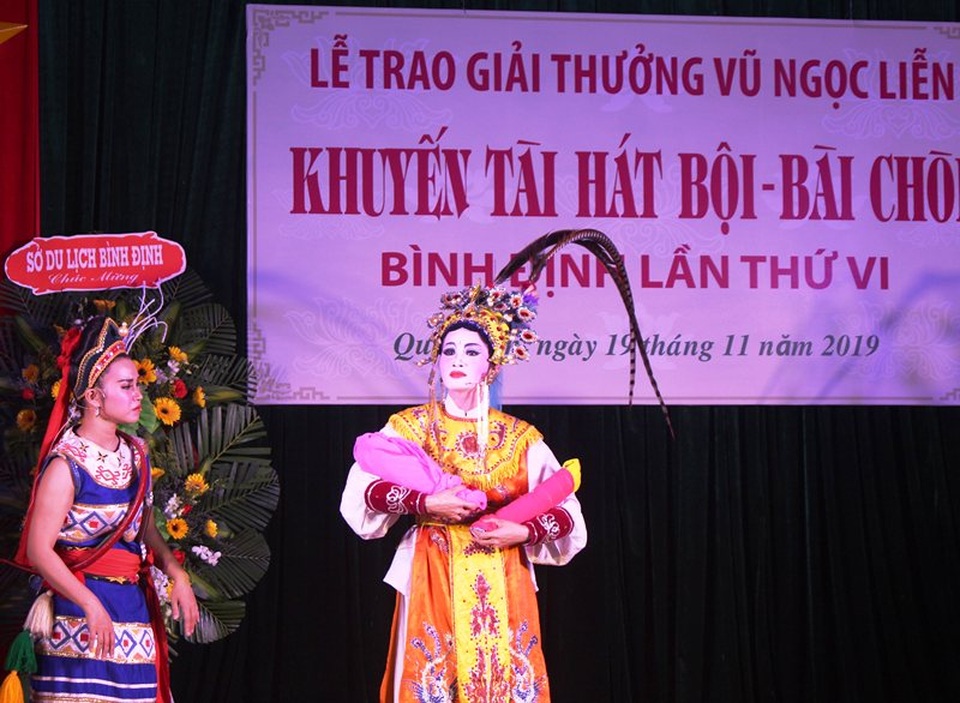 Trao thưởng cho nghệ sĩ trong lĩnh vực hát bội, bài chòi - 2 Trao thưởng cho nghệ sĩ trong lĩnh vực hát bội, bài chòi - 2