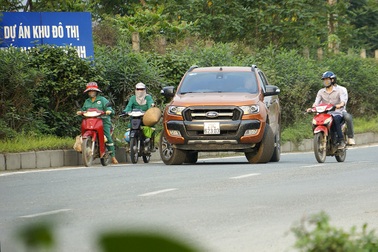 Ô tô vi phạm quay đầu bỏ chạy khi thấy CSGT trên đại lộ Thăng Long