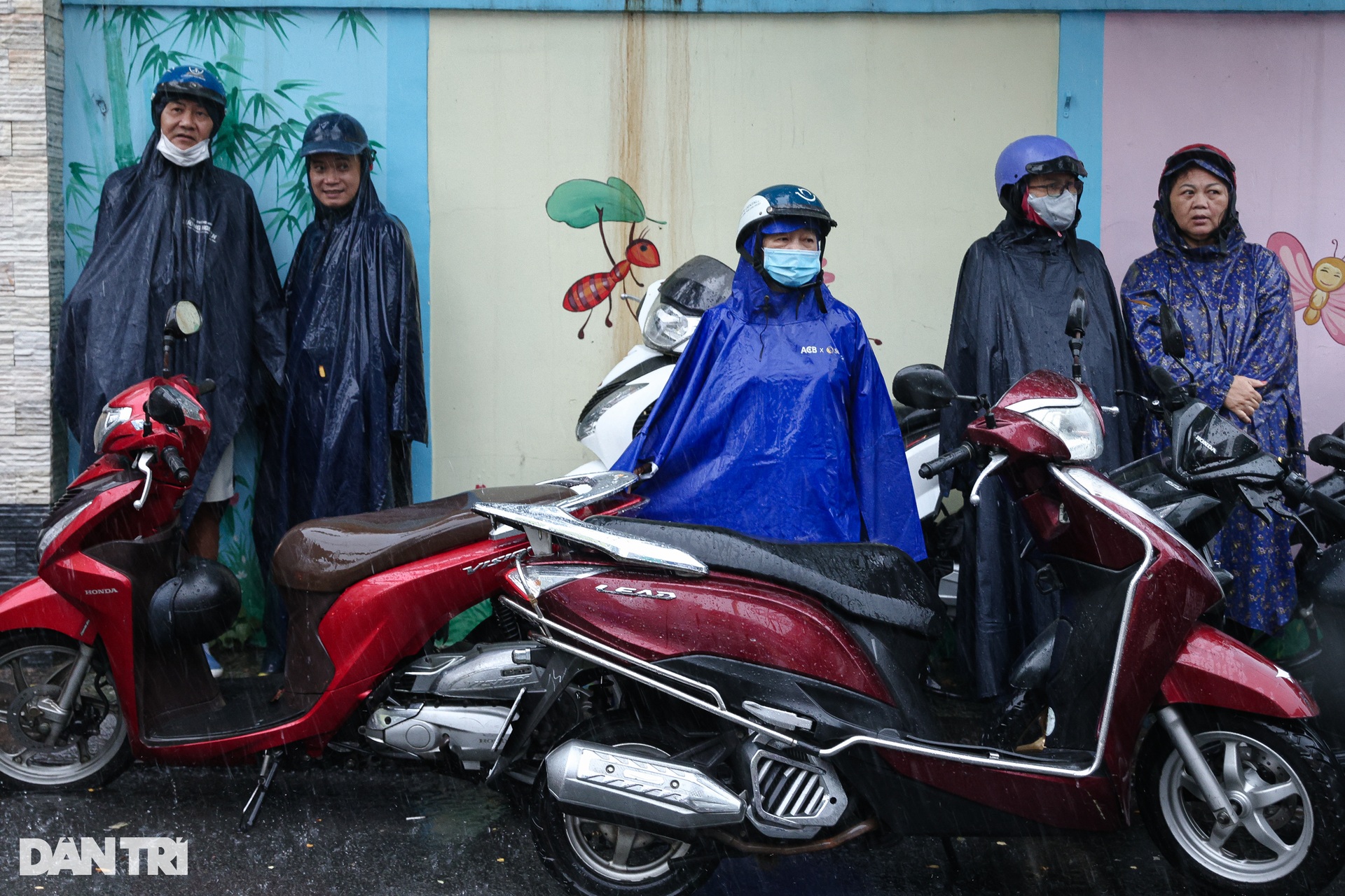Parents in Ho Chi Minh City brave the rain all morning to wait for their children to take the high school graduation exam - 2 Phụ huynh TPHCM dầm mưa cả buổi để chờ con thi tốt nghiệp THPT - 2