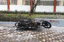 Vi phạm giao thông, "cù nhây" đốt luôn xe máy: Đừng đùa với luật pháp!