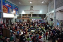Hàng nghìn người vật vã nằm chờ tàu ở ga Sài Gòn