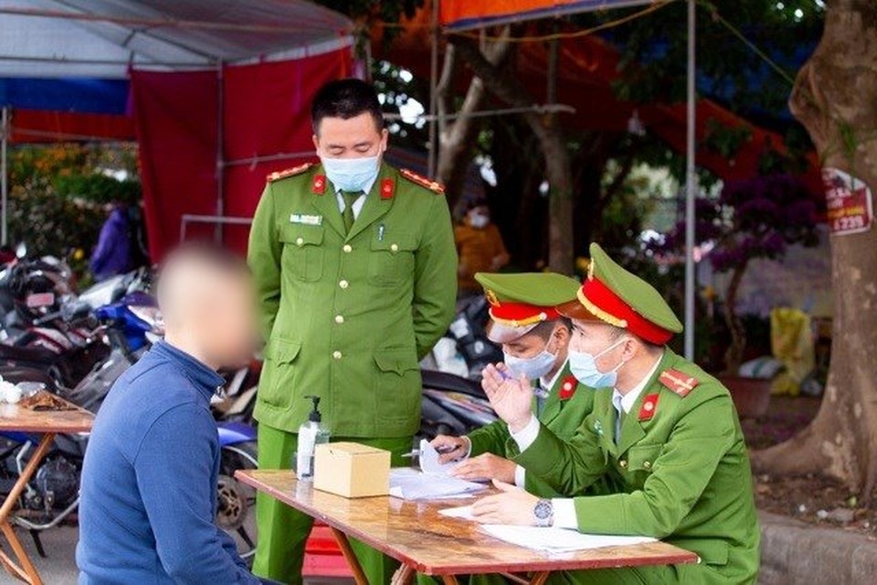 Phạt 4 người đi chợ Tết không đeo khẩu trang - 1 Phạt 4 người đi chợ Tết không đeo khẩu trang - 1